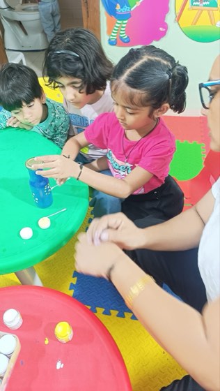 Children doing art and craft at SaptRishi PreSchool